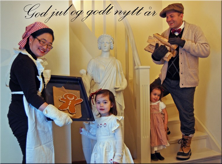 Mor laget pepperkake, far henter ved og barna gleder seg til julen. Ja det er vel stemningen vi alle håper på. I virkeligheten var det svært vanskelig å holde humøret oppe på være små jenter når fotograferingen skjedde etter klokken 2100 på kvelden. Men julekort måtte vi ha, og nå hastet det. 