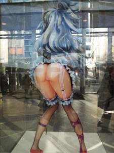 Tegneseriefigurer som kunst? Barnas oppblåste badeeffekter som kunst? Blikkbokser som kunst? Døde dyr som kunst? Malingsklatter på et lerret som kunst? Mye som kan provosere, glede og inspirere på denne kunstutstillingen.