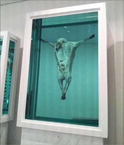 Et slaktet lam som kunst. En delt ku som kunst. Er dette noe som kan glede, inspirere eller provosere deg?