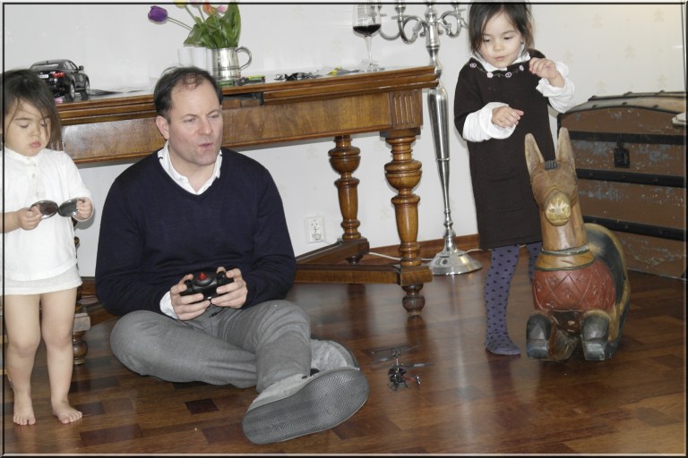 Kjempeartig med helikopter i stuen.