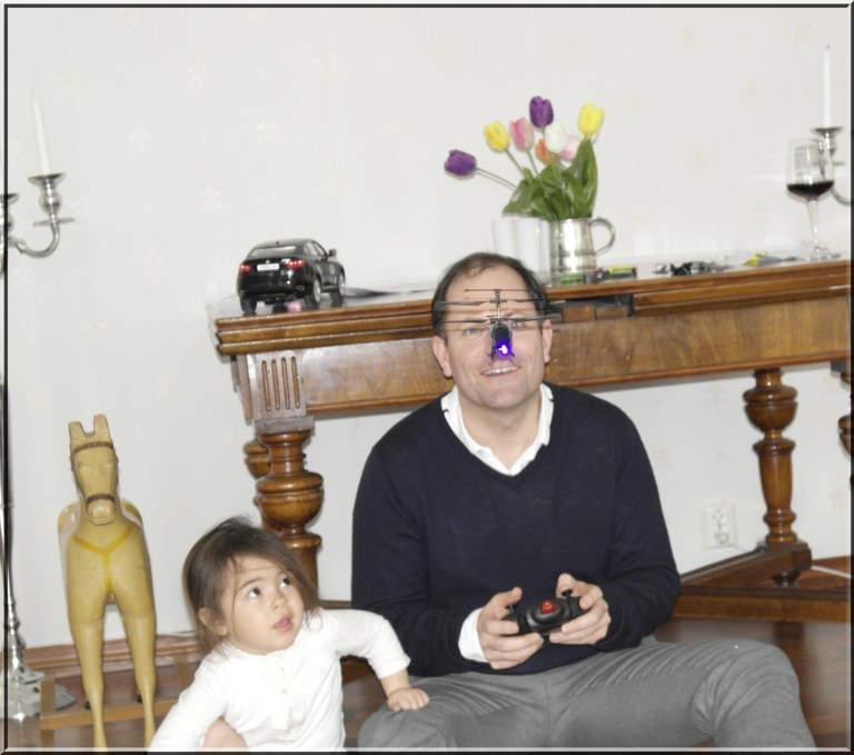 Helikopteret skaper stor begeistring hos Perle-Gamay og Lykke-Merlot