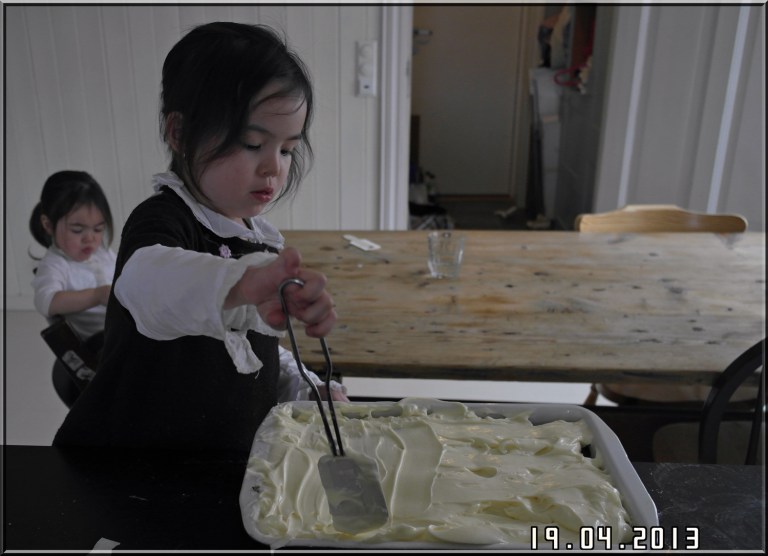 Vi har en liten pike som gjerne vil hjelpe til med å lage kake og ellers hva det måtte være