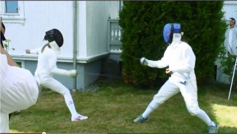 Ivrige fektere duellerte med kårdene sine på sommeravslutningen til Sandefjord Fekteklubb 8.juni 2013