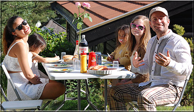 Herlig med grillmat i haven. Sommeren har startet. 