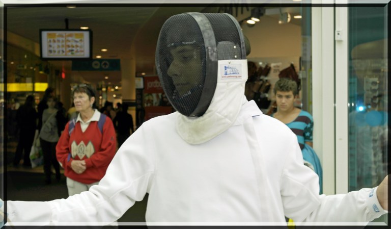 Sandefjord fekteklubbs medlemmer ville gjerne vise seg frem og fortelle hvilken spennende og morsom idrett fekting er. På Hvaltorget fikk klubben mye oppmerksomhet. 