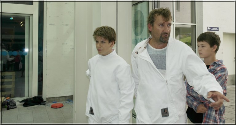 Både far og sønn i fektedrakt for å promotere klubben på Hvaltorget. Imponerende innsats fra alle klubbens medlemmer. 