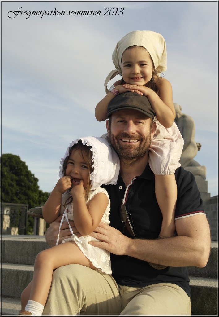 Sommeren 2013. Kosetur med jentene.