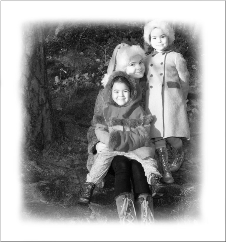 Tok med jentene mine opp i skogen bak huset. Tålmodige lot de pappa få sine bilder. Det har enda ikke kommet sne i Sandefjord og i morgen er det desember.