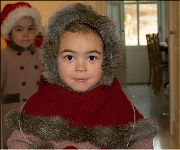 Vi kjøpte denne deilige røde overdelen av en dame som produserte dem i Vestfold på en Vikingfestival. Visstnok hentet inspirasjon fra svært gamle tradisjoner. men synes den passet godt til juletider.