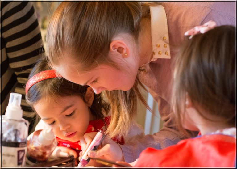 Koselig med juleverksted. Barnene lager flotte julekort.