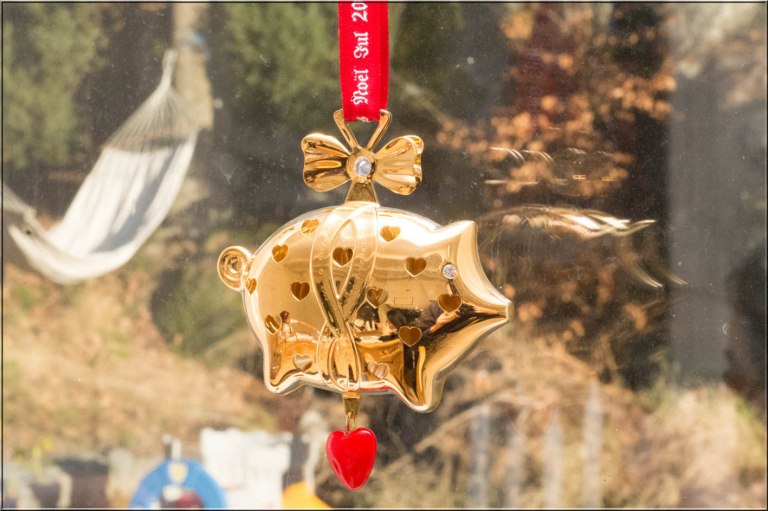 Julegrisen er May-Brits favoritt juleuro. Her er det ikke noe juggel. Denne damen godtar ikke annet enn det beste. Pappa får ikke lov å bringe inn Nillepynt i huset(som pappa synes kan være ganske fint av og til).