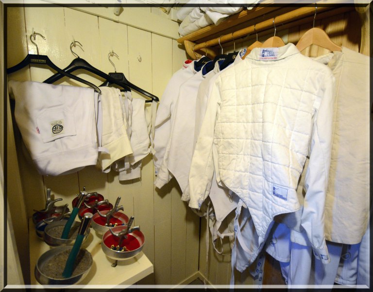 Deilig å få sin egen garderobe til sportsutstyret. Nå kan jeg samle alt fekteutstyret på en plass. Storfornøyd :-)