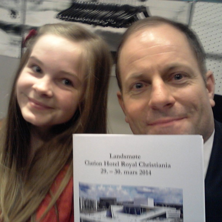 Min kjære datter fikk være med på deler av landsmøtet. Her ble hun vitne til et knipe dyktige ungdomspolitikere som vi garantert vil se mer til i fremtiden. 
