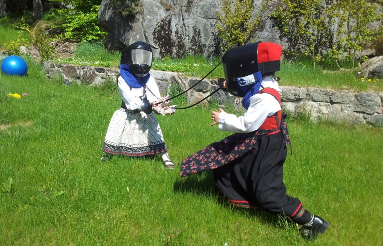 Her er et blinkskudd fra to jenter som virkelig levde seg inn i kampen. Bildet ble snappet opp av VG og trykket i avisen ved siden av Norges minste prinsesse og prins. 