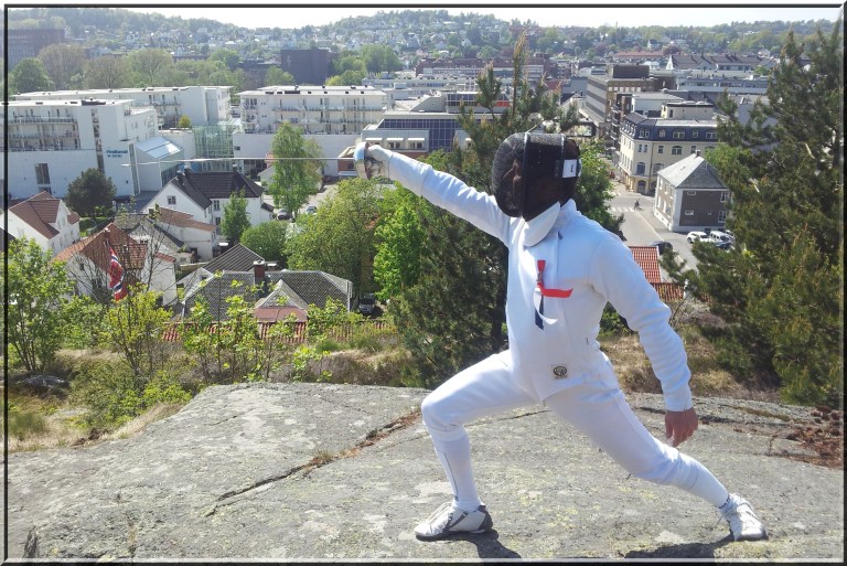 PÅ 17. mai skal vi alle vise oss litt ekstra frem. Full fekteuniform måtte selvsagt på for anledningen. Da må man øve litt på utfall før man svinger kården i borgertoget. 