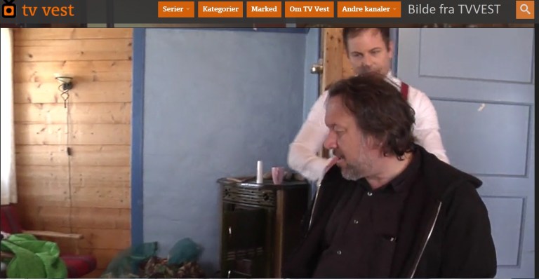 Overraskelsen er stor da det viser seg at det er Bjørn Eidsvåg som bor på rom nummer 7