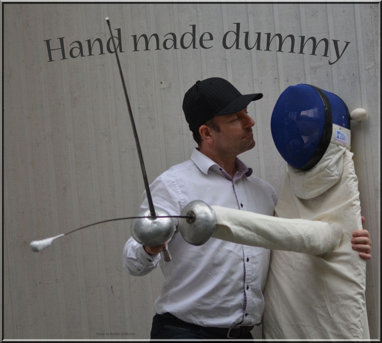 Gir en meget autentisk følelse. My polstring ved bryst og arm. Kledd med stoff. Bevegelig kårde som man kan binde kården med. Fungerer svært tilfresstillende. 