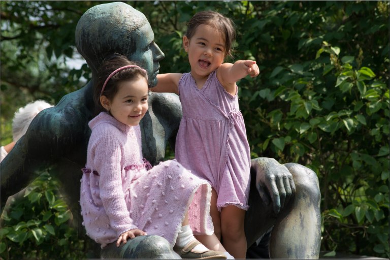Flotte sommerkonserter med klassisk musikk i Jahre boligen. Barnene synes det er ekstra stas å klatre i statuene. 