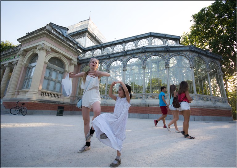 Jentene mine danser ballett i Retiroparken i Madrid. 