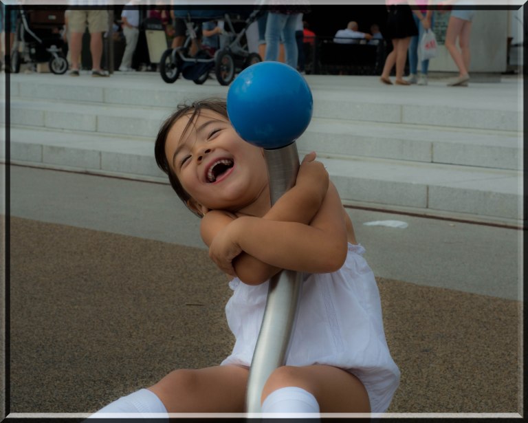 Perle-Gamay stortrives på torget i Sandefjord. De nye lekeapperatene er midt i blinken for henne. 