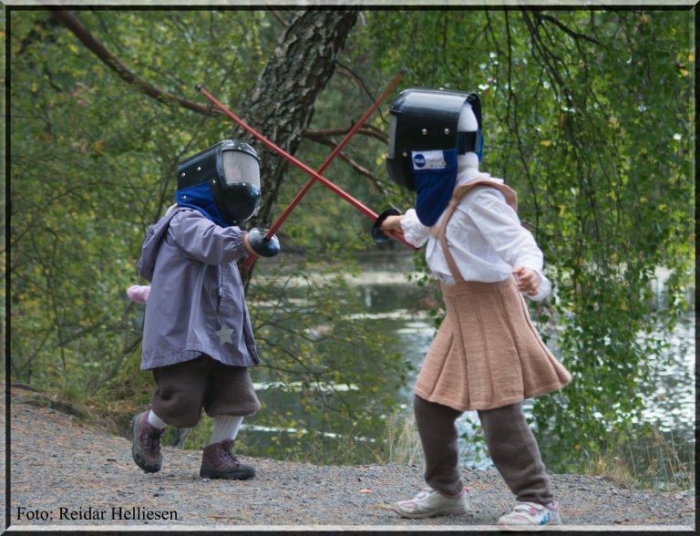 To søsken med pappas interesse for fekting. Svært tilfredsstillende prestasjoner.