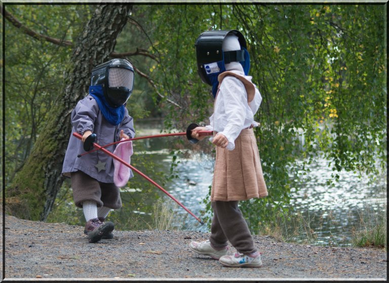 Disse jentene syntes ingenting er som en ekte fektekamp, spesielt når det kan skje i vakre nydelige omgivelser i Preståsen. 