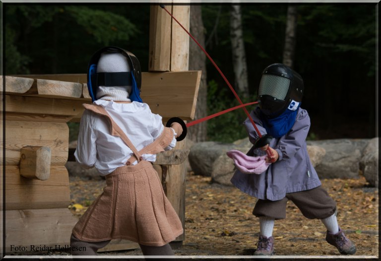 Duell på høyt nivå. Moro når søsken utfordrer hverandre til fektekamp. Helt i pappas ånd. :-)