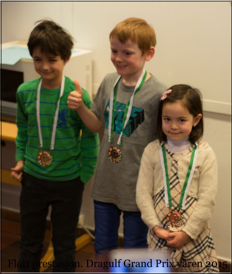 En stolt jente med medalje rundt halsen. 