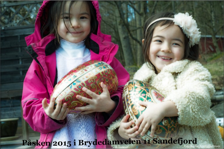 Så kom påskeharen til Sandefjord. I hagen fant barnene gaver og påskeegg spekket med massevis av ting tang og godteri. 