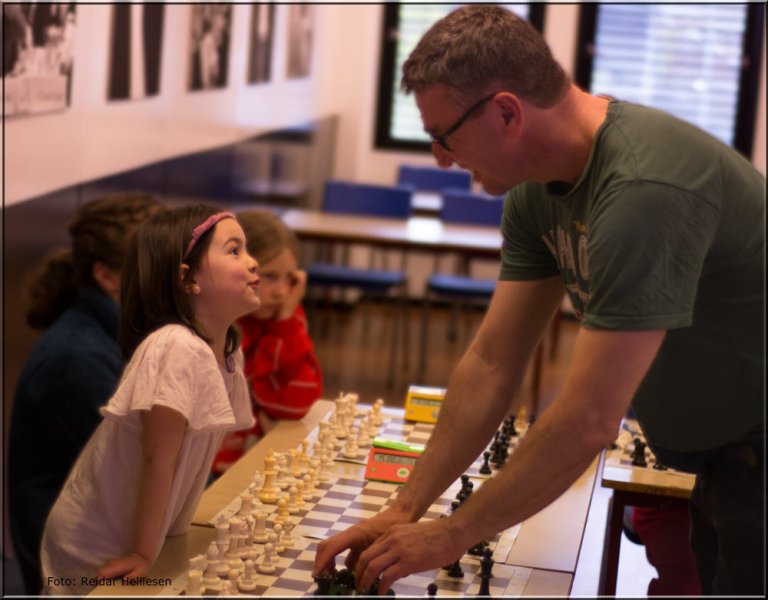 Lykke-Merlot har fått sjakkdilla til pappas store glede. Selv er pappa en middels- hjemme-spillende sjakk-spiller. Lykke-Merlot derimot elsker å spille sjakk. 