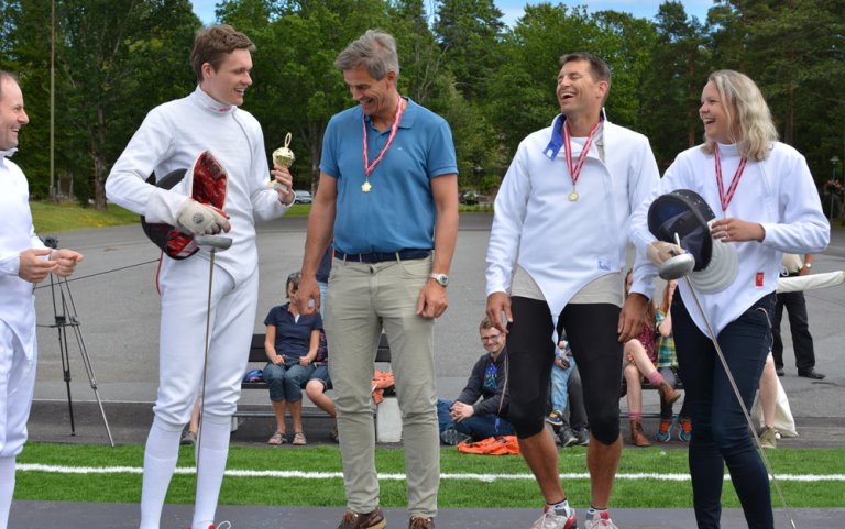 Fra venstre: Reidar Helliesen, initiativtaker. Bartosz Piasecki, sølvmedaljevinner fra de Olympiske Leker. Bjørn Ole Gleditsch, ordfører i Sandefjord. Bjørn Lorentzen, organisasjonssjef i Vestfold Idrettskrets. Liv Beathe Dahle, banksjef DNB.