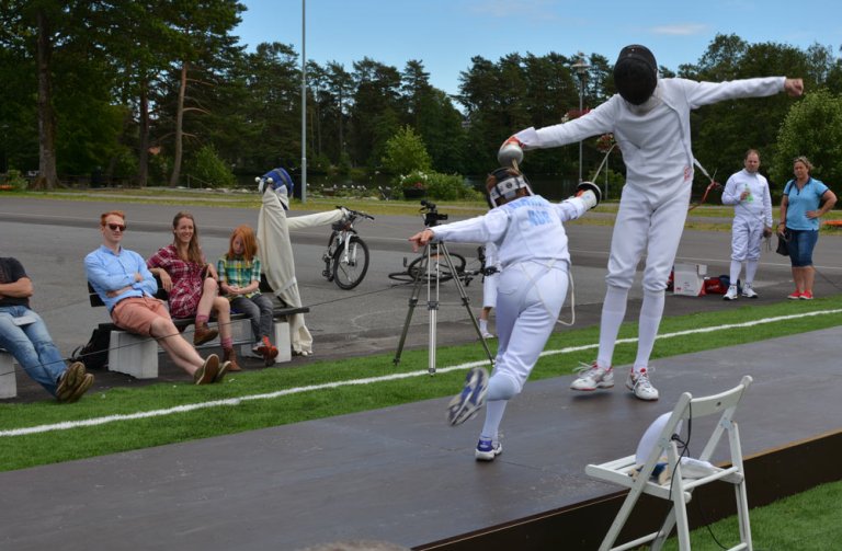 Fektepisten i Bugården ble feiret med mye fekting. Her er en ung lovende fekter i aksjon mot sølvmedaljevinner Bartosz Piasecki.