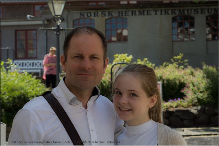 Her står vi - far og datter, foran en av oldefars og tipoldefars fabrikker. Veldig hyggelig å kjenne på røttene sine. 