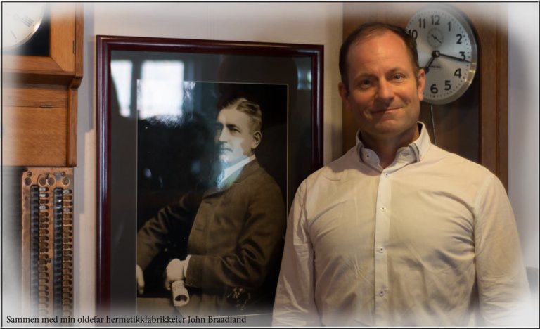 Med en gang man kommer inn i hermetikkmuseet møter man bildet av John Braadland - min oldefar. Måtte selvsagt ta et bilde sammen med ham. 