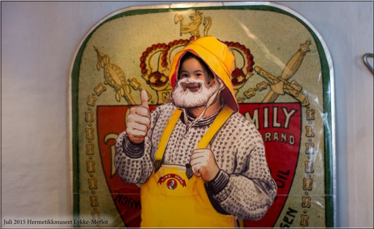 Lykke-Merlot likte godt å posere som fisker. Oldefar var kjent som en dyktig markedsfører som produserte en rekke iddiser med spennende motiver. Hermetikkmuseet er det eneste museet i Stavanger som går med økonomisk overskudd. Imponerende i seg selv. 