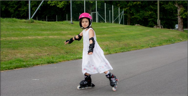 Jentene elsker å ta på seg sine rulleskøyter. 