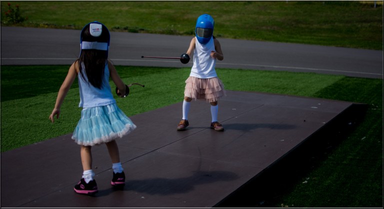 Jentene er tøffe og utfordrer hverandre gjerne til en ekte fekteduell i Bugårdparken.