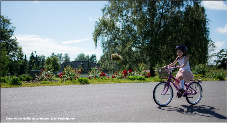 Lykke-Merlot fikk ny sykkel av bestefar og bestemor. pappa tok med jentene i Bugårdparken for å lære Lykke-Merlot å sykle. etter noen turer springene med Lykke-Merlot på sykkel kunne pappa etterhvert slippe taket. Hurra- Lykke-Merlot kunne sykle. for en glede å se den jenten mestre dette. 