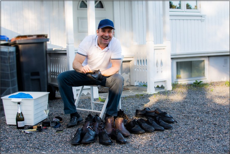 Så var tiden kommet for å pusse skoene. Med en prosecco gikk skopussen lekende lett. 