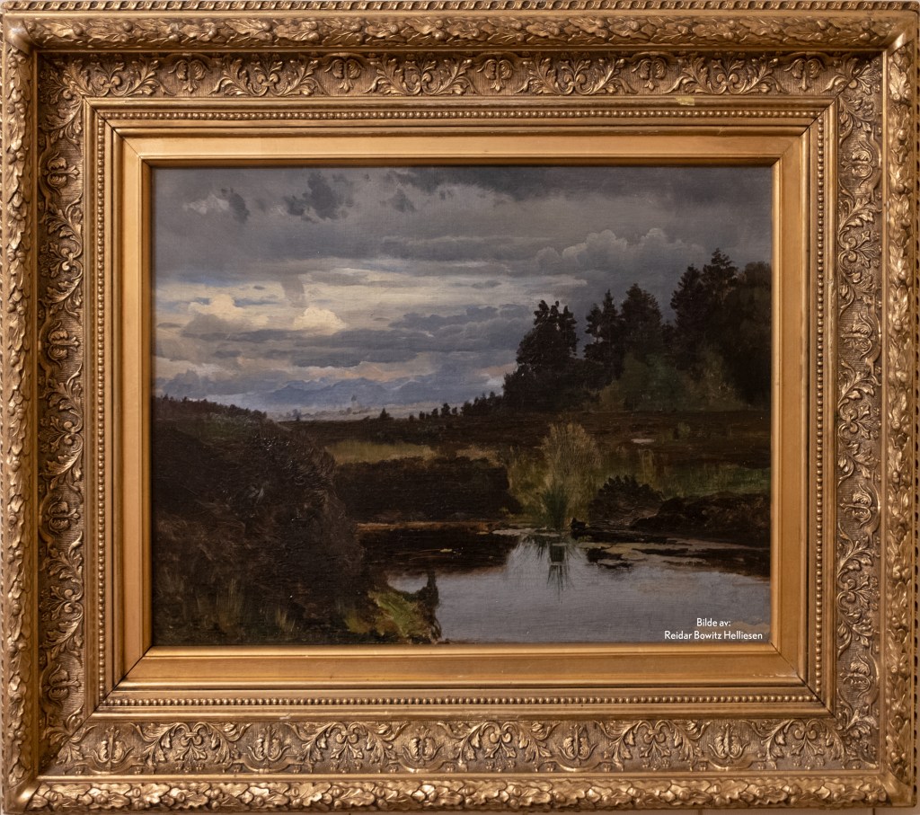 Dette bildet forelsket jeg meg i. Her har Kitty Kielland klart å forføre meg inn i et landskap som virker så gjordnært og samtidig med et eventyraktig preg som skaper en nysgjerrighet til landskapet. Bildet ble kalt «Torvmyr», men her er så mye mer å se i bildet. Vannspeilet som forteller oss at det kanskje er stille får stormen, skogen som virker forlokkende og samtidig litt skremmende og skummel. Himmelen som ikke vil vise om det går mot godvær eller bølger seg til mot uvær. Og hva er det vi ser i horisonten? En kirke? Et samfunn? 