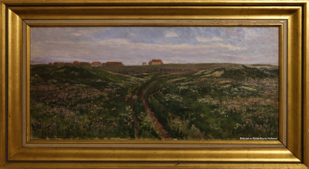 Dette er et klassisk Jær-maleri av Kitty Kielland. En overgang mellom kulturlandskapet og naturlandskap. Jeg får en fred i sinnet når jeg ser på bildet. Samtidig minner bygningene meg på at dette er bondens rike. Her er det bonden som er monarken på åkeren. Dette er et landskap som har så mye luft, så mye himmel, så mye skyer, så mye mark, så mye av så mye som andre hadde sett på som uinteressant fordi det ikke løftet seg som gigantiske fjell i sinnet. Men denne kvinnen så nettopp verdien i dette landskapets potensiale. Er det ikke de flate landskap som har ført mat til bordet? Er det ikke de frodige våte marker som har brakt rikdom til regionen? Er det ikke disse markene Norge har vært avhengig av for å bygge en nasjon? Jo, det er det. Nettopp det at det finnes så mye skjult kraft i det tilsynelatende stille uskyldige maleriet gjør at jeg har en kjærlighet til det.  